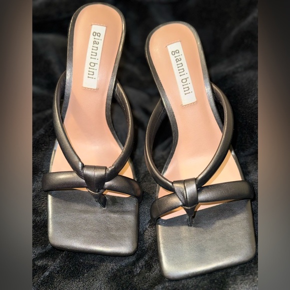 Gianni Bini Black Square Toe Sandals with V-Strap - Picture 8 of 11